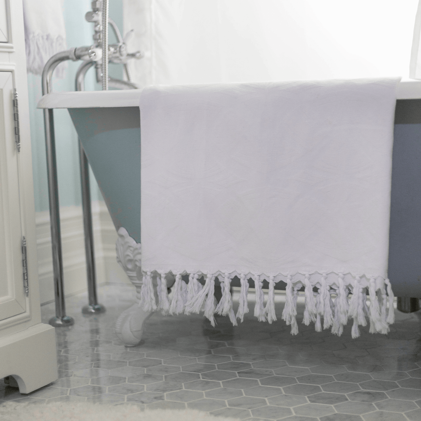 Turkish towels Canada in all white. Luxury Turkish cotton with a surface pattern designed in Canada. Sustainable and machine washable.