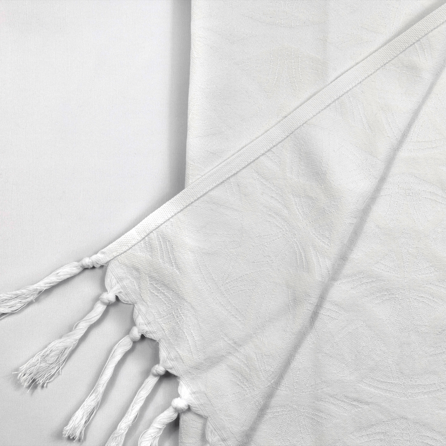 Turkish towels Canada in all white. Luxury Turkish cotton with a surface pattern designed in Canada. Sustainable and machine washable.
