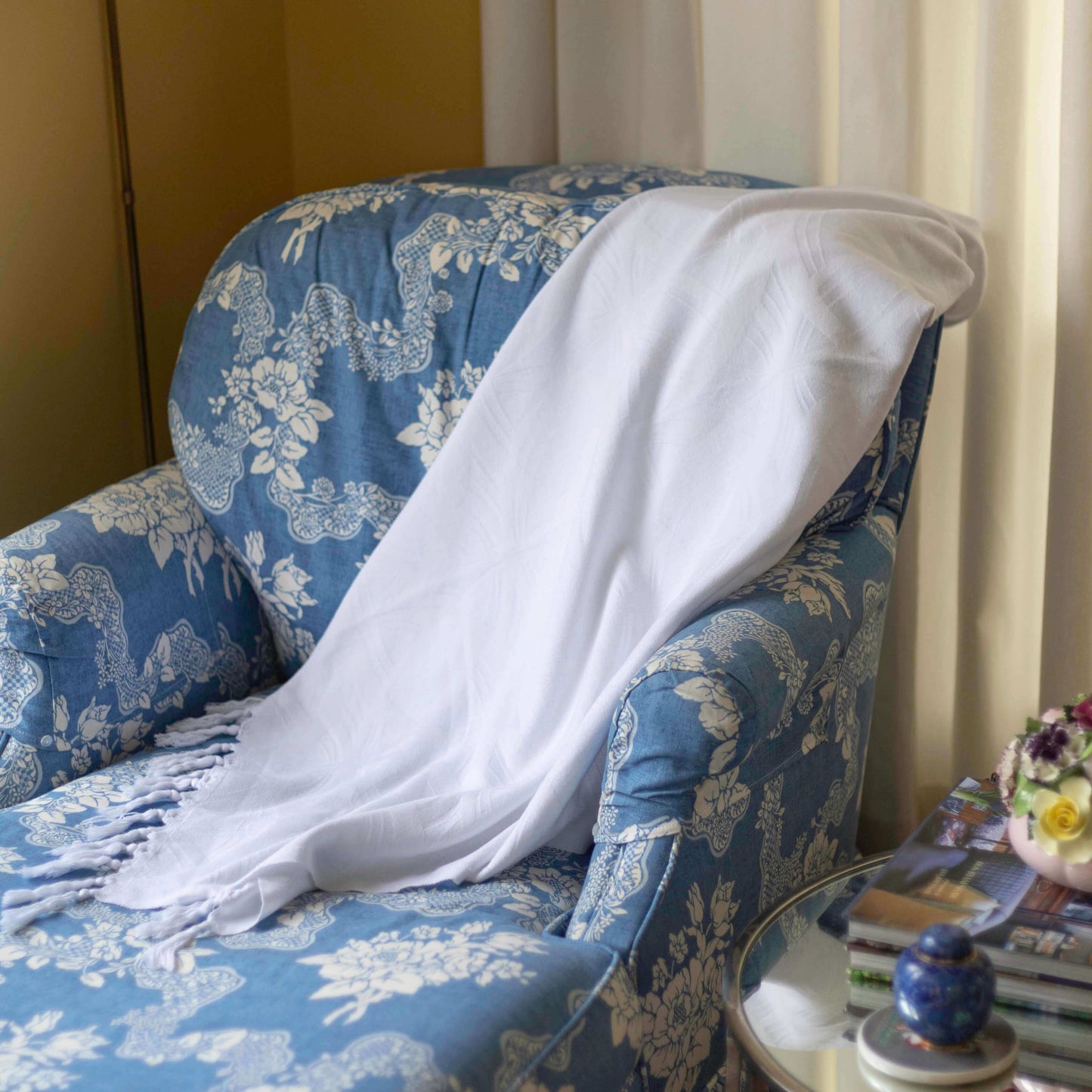 Turkish towels Canada in all white. Luxury Turkish cotton with a surface pattern designed in Canada. Sustainable and machine washable.