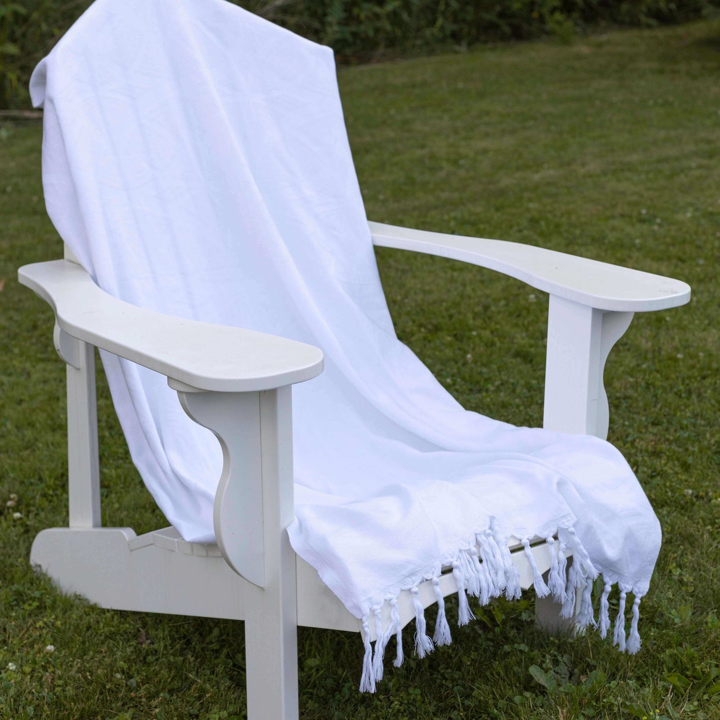 Turkish towels Canada in all white. Luxury Turkish cotton with a surface pattern designed in Canada. Sustainable and machine washable.